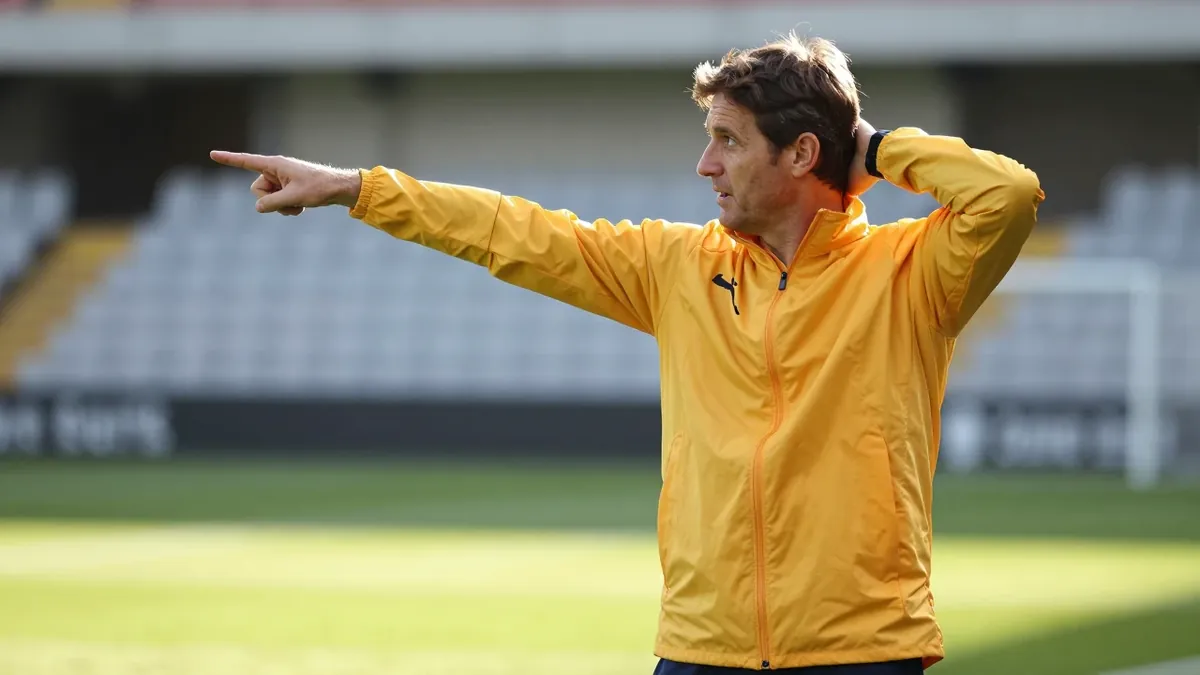 Simon Weaver and Jonathan Blezard have become co-owners of Sutton Utd's next opponents, with Weaver continuing as manager...
